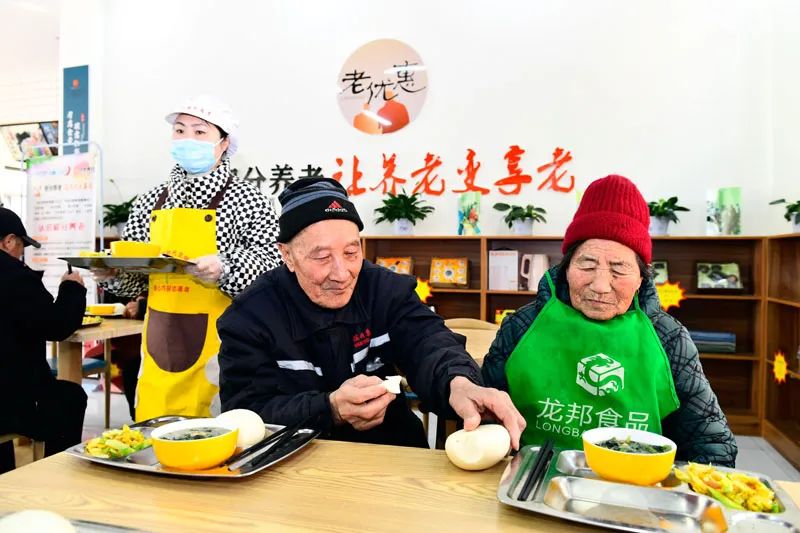 2022年2月27日，在山东省日照市岚山区安东卫街道凤凰山社区养老服务中心，老人在吃午餐。