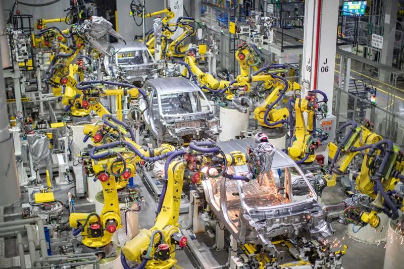 重庆一家新能源汽车企业使用智能化焊接机器人进行焊接作业（2021年4月2日摄）。