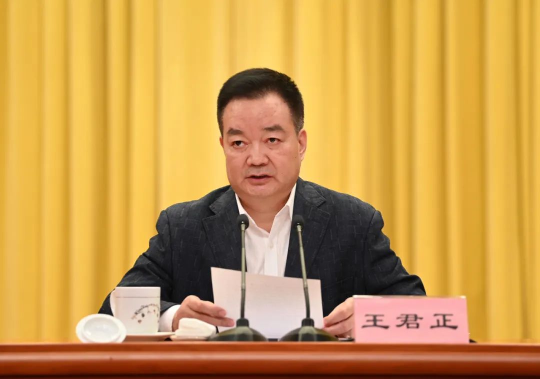 这是王君正在会议上讲话。