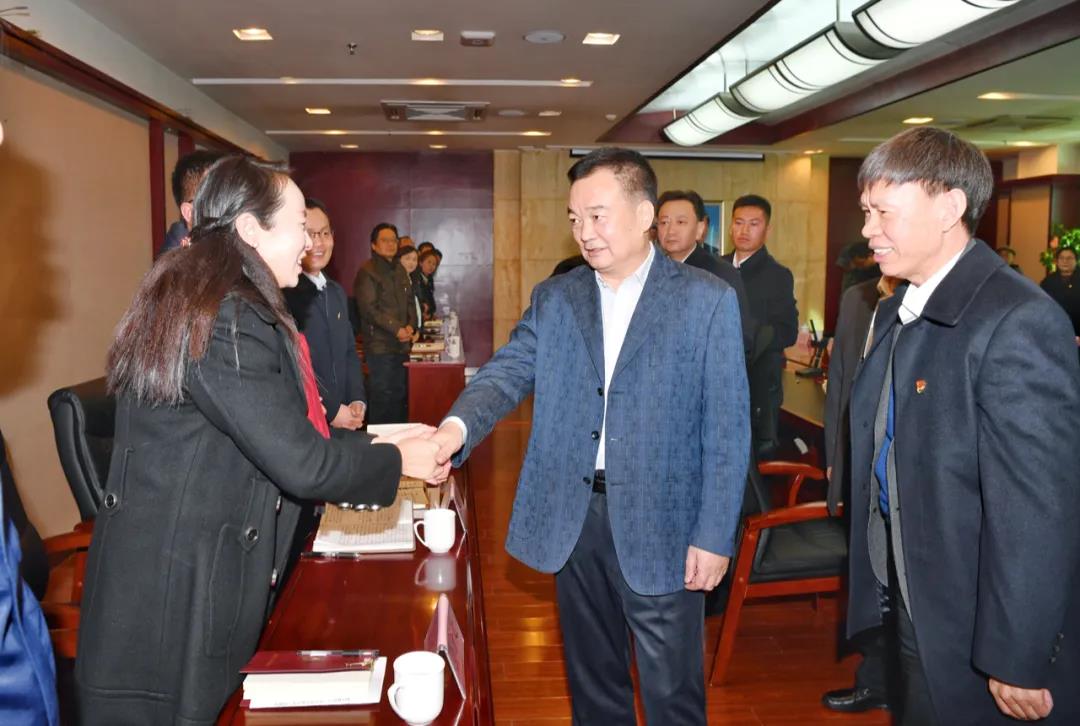 这是王君正深入一线部门看望慰问干部职工，与大家亲切交流。